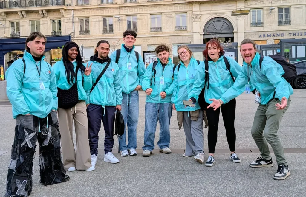 Florent et son équipe de recruteurs et recrutrices de donateurs en mission de collecte de fonds dans le Sud-Ouest