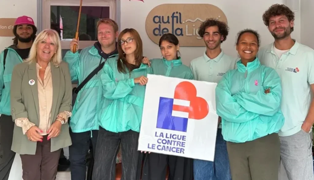 Loïc et son équipe de recruteurs et recrutrices de donateurs lors d’une formation pour la Ligue contre le cancer